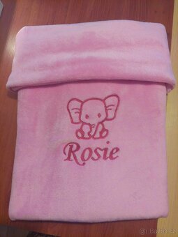 Deka s výšivkou jména na přání více barev - 10