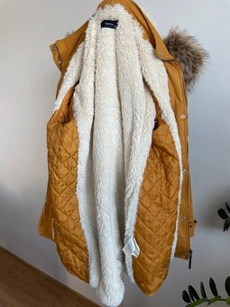 Hořčicově žlutá parka Reserved - 10