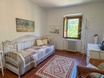 Toskánsko – stylový kamenný dům s bazénem a olivovým hájem - 10