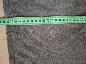 Slabší úpletové šaty s výšivkou - 10