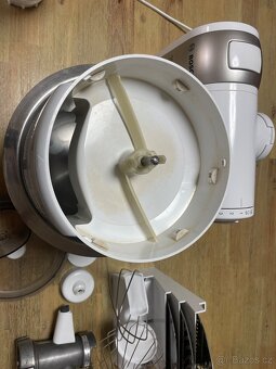 Kuchyňský robot Bosch MUM 4880 - 10