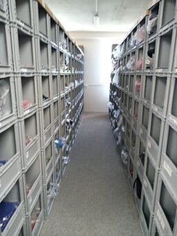 Regálové plastové stohovatelné úložné boxy - 10