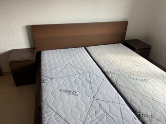 Postel IKEA MALM 180x200cm včetně dvou nočních stolků - 10