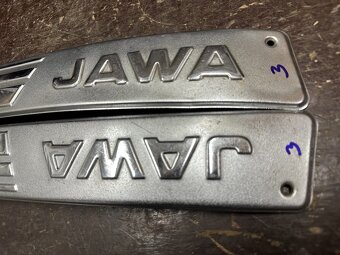 Predám bočné lišty nádrže s nápisem JAWA 350/634 - 10