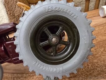 KRASNY BAKELIT TRAKTOR ZETOR 25 KLIČEK S KRABICÍ - 10