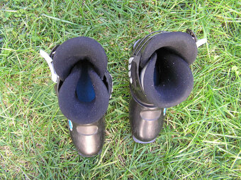 Lyžařský komplet : lyže 118 cm + hůlky + boty + helma - 10