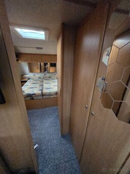 Unikátní prostorný karavan Kanus 750 s vysouvacím bokem - 10