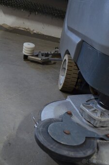 PRODÁM Podlahový mycí stroj repasovaný Hakomatic B90 - 10