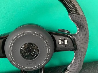 VOLKSWAGEN VOLANT KARBON - PERFOROVANA KOŽA - BIELE ŠITIE - 10