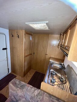 KARAVAN OBYTNÝ PŘÍVĚS BURSTNER TOP STAV 8m - 10