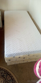 Čalouněná postel s polohovatelným roštem 90x200 + matrace - 10