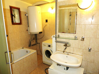 Prodej rodinný dům se sklepem, dvorkem, zahradou a stodolou - 10