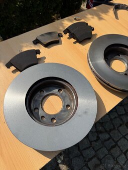 Přední brzdové kotouče pro VW T5 s destičkami - 10