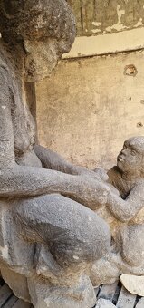 Obří pískovcové sousoší „Matka s dítětem” z období první rep - 10