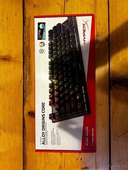 PC s monitorem, sluchátky, klávesnicí a myší - 10