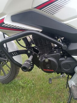 Honda CB 125F - 10