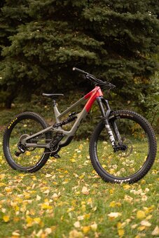 YT Capra CF Uncaged 10 MX - 10