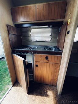 Prodám karavan značky Chateau 330 s papíry - 10