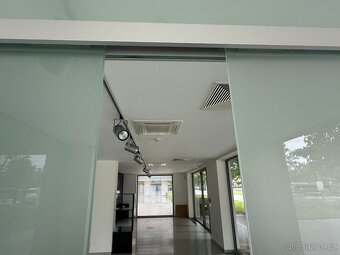 Skleněné panely + posuvné dveře - 10