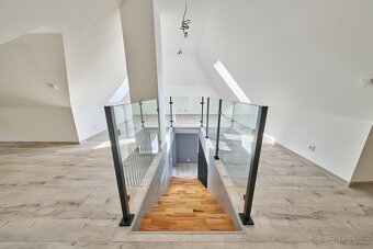 Prodej nového mezonetového bytu 3+1 se zahradou s bazénem - 10