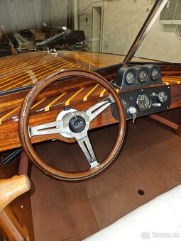 Mahagonový člun - motor Ford - 10