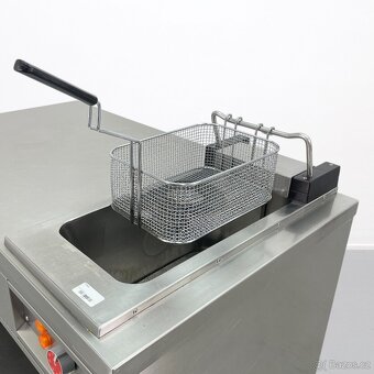 Elektrická fritéza - pracovní stůl se zásuvkou - 10