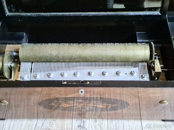 Krásný starožitný hrací stroj se zvonečky a bubínkem - 10