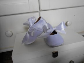 Nové, semišové capáčky s mašlí - 10