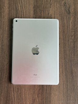 Apple iPad 6.generace 32 GB - 10