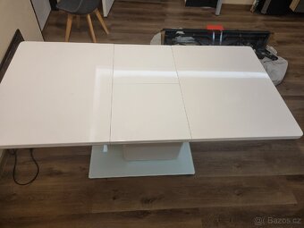 Bílý jídelní stůl - 10