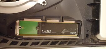 PS5 Slim s mechanikou+2000G SSD uložiště v záruce do 7.8.26 - 10