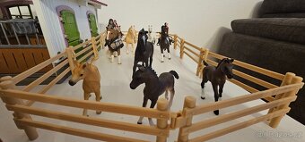 Shleich stáj, veterinární sanitka, kavárna, 11 koní - 10