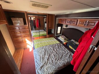 Prodám obytný speciál Coachmen Pathfinder - 10