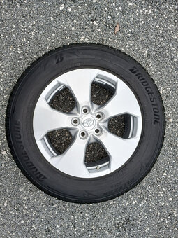 Pěkná zimní orig alu Toyota RAV4 225/65/17 Bridgestone 8mm - 10