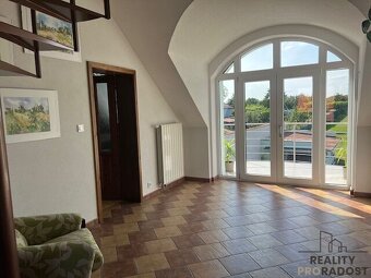Rodinný dům 6+kk se zahradou, garáží a sklepem v Lužicích u - 10