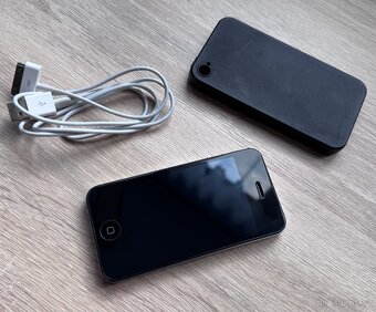 ikonický Apple iPhone 4 32gb v černé barvě, krásný stav. - 10
