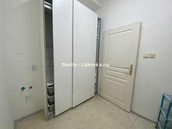 Pronájem bytové jednotky 1kk na Husově náměstí v Děčíně - 10