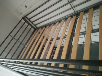 Vyvýšená kovová postel - 10