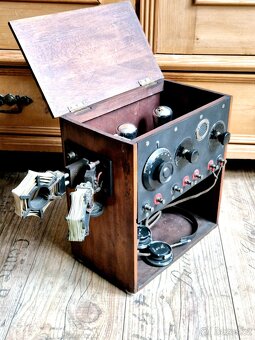 Staré rádio včetně sluchátek, Francie, rok 1923 - 10