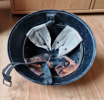 Hasičská helma,přilba s hřebenem a odznaky,čepice,sekerka - 10