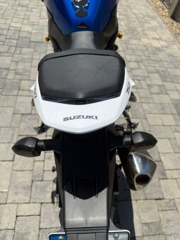 Suzuki GSR 750 - 10