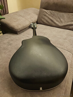 Česká akustická polomasivní kytara FURCH Ovation - 10