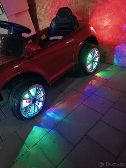 LAKOVANÉ Elektrické autíčko 2x30W, houpání - 10