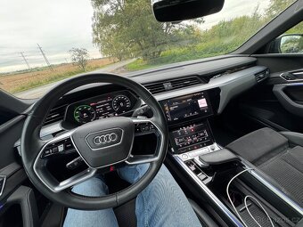 Audi Etron 55 - 300kW, baterie 96kW, moznost rychlodobijeni - 10