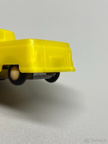 autíčko igra barkas staré hračky igra žluté autíčko retro - 10