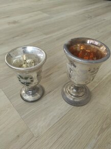 Starožitné ručně vyšívané dečky, broušená mísa, vějíř - 10