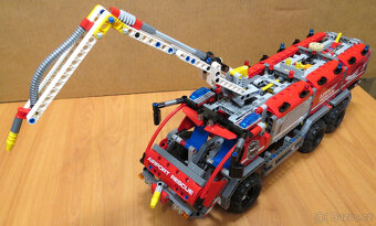 LEGO 42068 Letištní záchranné vozidlo - 10