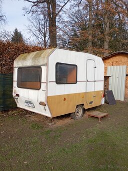 Karavan, obytný přívěs s papírama. - 10