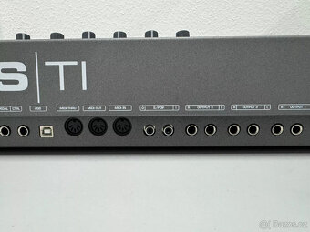 Klávesnice ACCESS Virus TI2 Dark Star  Limitovaná edice - 10