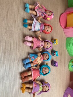 Mini Chou Chou Stromový domeček, hřiště a 6 ks panenek - 10
